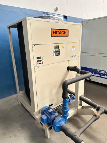 Chiller Hitachi RCPU015, 15TR, condensação a ar, evaporador a placa brasado, compressor Scroll e painel Full Gauge Controlls.